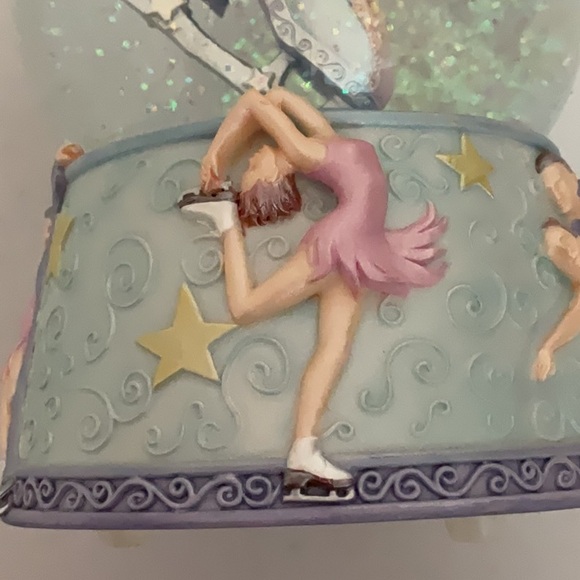 Twinkle Collectibles (Sankyo Musical) ~ Ice Skate Musical Snowglobe - Picture 13 of 14